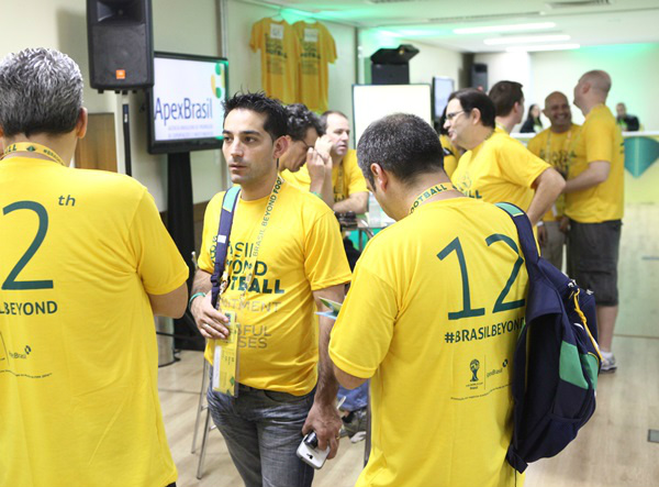 Exportadores aproveitam oportunidades geradas pela Copa para ampliar negócios Empresários estrangeiros conversam na área de hospitalidade do Maracanã antes de Alemanha x França