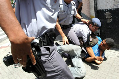 Violência policial no Brasil é uma das mais elevadas no mundo, em grande parte devido ao treinamento militar de agentes que consideram civis como inimigos da sociedade 