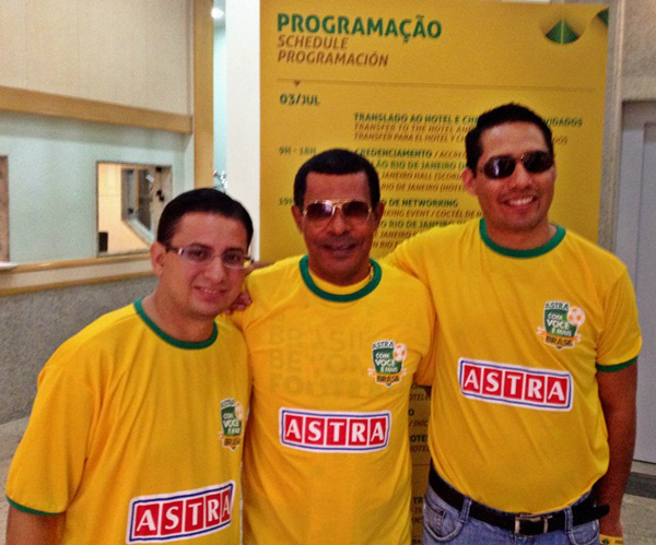 Exportadores aproveitam oportunidades geradas pela Copa para ampliar negócios Jorge Jauregui (centro), com outros dois empresários bolivianos. Apex projeta crescimento de 20% dos negócios no país vizinho