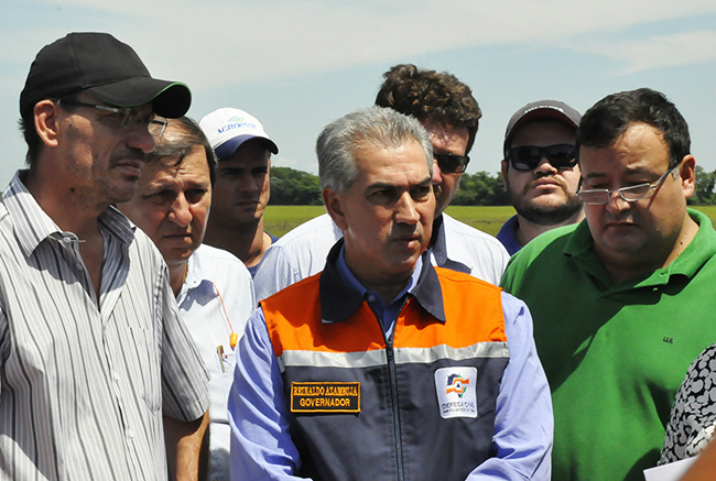Construção de 6 pontes de concreto é autorizado pela Prefeitura e Governo de MS Governador Reinaldo Azambuja durante visita à Amambai em Dezembro de 2015, acompanhado do Prefeito Sergio Barbosa e o vice-prefeito, Dr. Bandeira / Foto: Decom