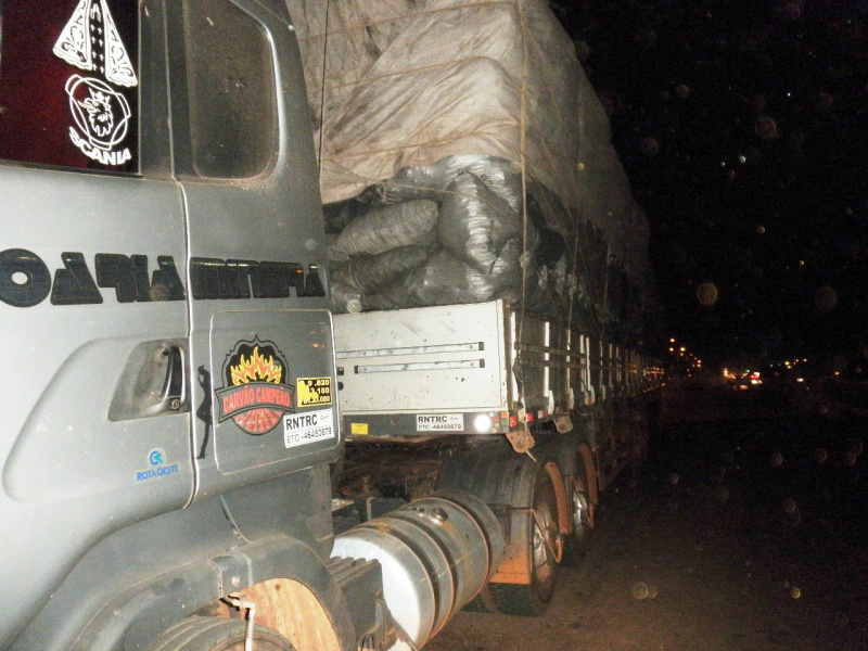 PMA autua carvoaria de MT por transporte ilegal de carreta de carvão