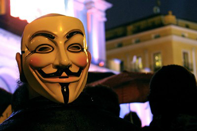 O livro Nós somos Anônimos: Por Dentro do Mundo Hacker de Lulzsec, Anonymous e a Ciberinsurgência Global, de Parmy Olson, desvenda quem são esses grupos 
