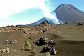 Lava atinge primeira aldeia na Ilha do Fogo