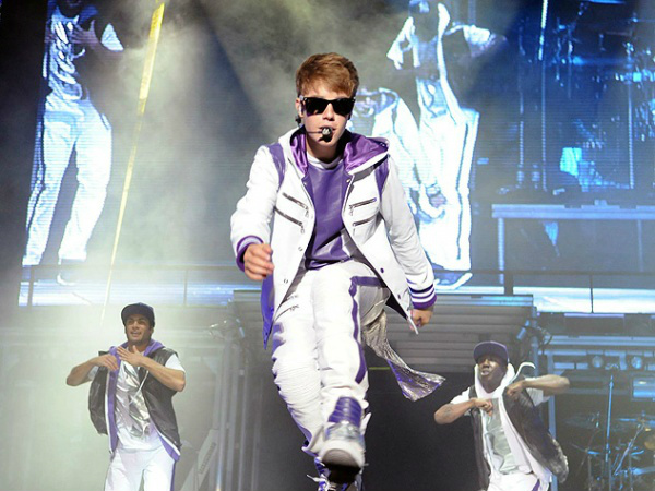 Em clima de histeria, Justin Bieber faz primeiro show no Brasil Em clima de histeria, Justin Bieber faz primeiro show no Brasil