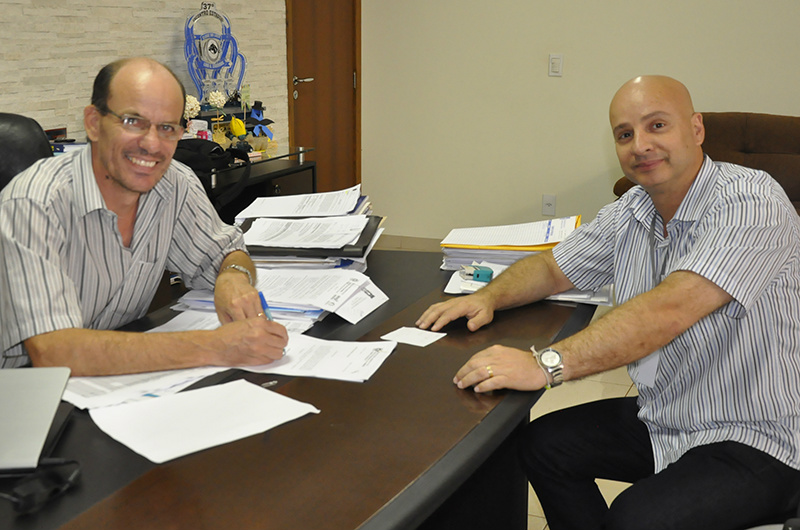Prefeitura de Amambai paga nesta quarta-feira (30), salários de Novembro Prefeito Sérgio Barbosa e o Secretário Municipal de Finanças, Williams Fernandes. Pagamentos antecipados de salário demonstram a valorização do Servidor Municipal / Foto: Decom