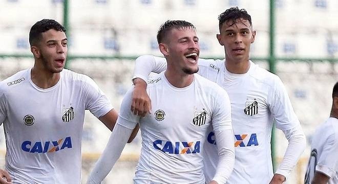 Santos vence Atlético-PR e avança às quartas de final da Copinha Calabres abriu o placar para o PeixeDivulgação/Twitter/@SantosFC - 15.01.2018