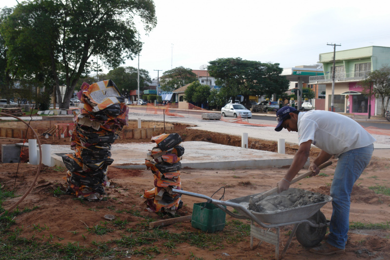 Operários trabalhando na praça, no início da semana / Foto: Moreira Prouções