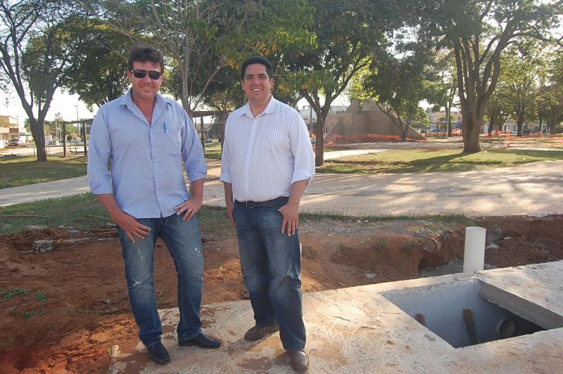 Os secretários municipais de Obras e de Administração, Eder Espíndola e Odil Puques, durante visita ao canteiro de obrasFoto: Moreira Produções