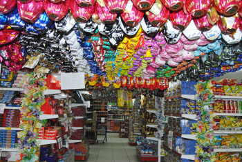 Páscoa em Amambai: comerciantes esperam aquecimento das vendas na última semana Decoração interna nos supermercados é chamariz para clientes. (Foto: Moreira Produções)