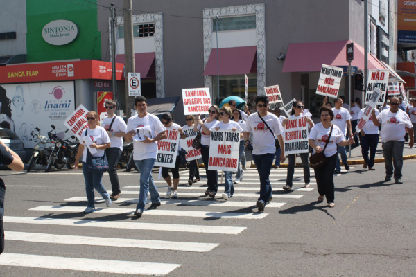 Bancários devem entrar em greve a partir da terça-feira (12) Bancários devem entrar em greve a partir da terça-feira (12)