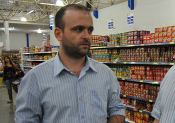 Páscoa em Amambai: comerciantes esperam aquecimento das vendas na última semana Marlon Signori, do Supermercado Ki-Carne Master. (Foto: Moreira Produções)