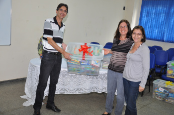 Prefeitura de Amambai realiza reunião com estagiários da Educação Prefeito Dirceu Lanzarini entregou kits com materiais escolares para todos os Ceis do município.