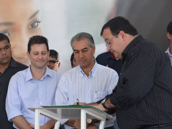 Governador assina convênios e inaugura serviços da Caravana da Saúde em Amambai Vice-prefeito de Amambai, Dr, Bandeira, assinando convêniosFoto: Moreira Produções