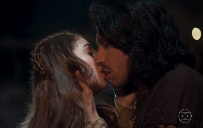 Hoje em Deus Salve o Rei: Afonso declara seu amor por Amália Hoje em Deus Salve o Rei: Afonso declara seu amor por Amália - Divulgação/TV Globo/Deus Salve o Rei