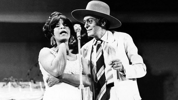 Chico Anysio morre aos 80 anos - veja vídeos de seus personagens A cantora Elza Soares e Chico Anysio durante show em São Paulo em 1967 (Foto: Agência Estado)