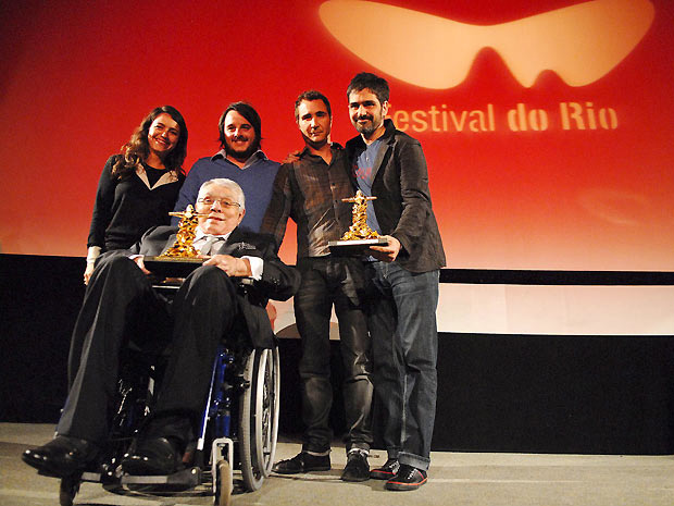 Chico Anysio morre aos 80 anos - veja vídeos de seus personagens Chico exibe prêmio do Festival do Rio com a equipe do longa 'A hora e a vez de Augusto Matraga', em 2011 (Foto: Alexandre Durão/G1)