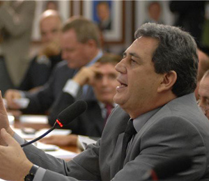 Governo federal vai ajudar desabrigados da chuva, diz Moka