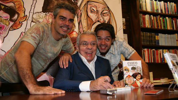 Chico Anysio morre aos 80 anos - veja vídeos de seus personagens Chico sorri com os filhos Nizo Neto (esq.) e Bruno Mazzeo, no lançamento do DVD 'Chico Especial', em 2007 (Foto: TV Globo)
