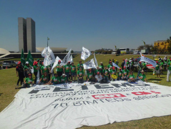 Lieranças dos professores de MS, durante a realização da Marcha