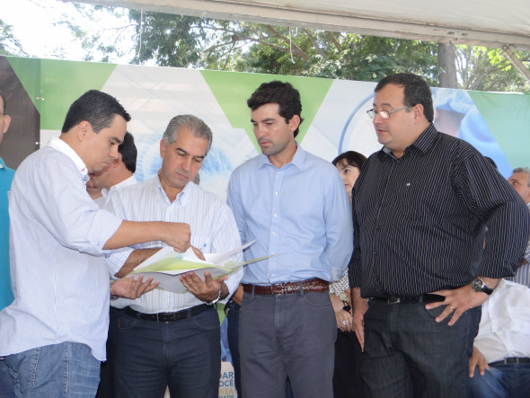 Governador assina convênios e inaugura serviços da Caravana da Saúde em Amambai Presidente do Sindicato Rural de Amambai, Diogo Peixoto, entrega documento solicitando construção de pontes de concreto Foto: Moreira Produções