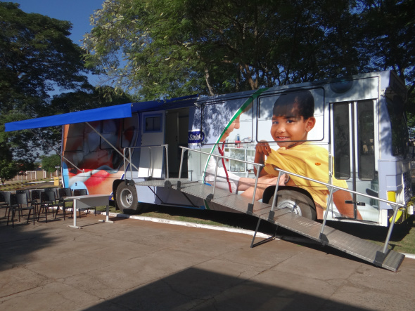 Governador assina convênios e inaugura serviços da Caravana da Saúde em Amambai A Unidade Móvel de Saúde vai atender moradores da área ruralFoto: Moreira Produções
