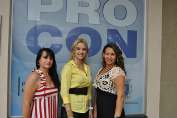 Páscoa: pesquisa do Procon de Amambai aponta variação de até 33% nos preços Ao centro, a diretora do Procon, Andréia Tobias, com as funcionárias do órgão, Juliana Gomes (D) e Rosi Bonim.