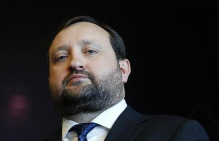 Primeiro-ministro da Ucrânia, Serhiy Arbuzov, a espera do início de uma reunião na sede da Comissão Europeia, em Bruxelas. 