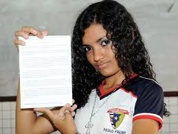 Estudante do Maranhão, Gabrielle Mendonça, mostra a redação que enviou para um concurso do Senado- Foto:Racciele Olivas