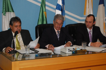 Resumo da sessão da Câmara realizada no dia 10 de março Mesa diretora do legislativo municipal de Amambai. Foto: Moreira Produções