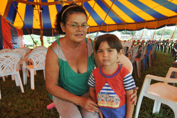 Reni Ramalho Vilhas Voas. A matriarca da família circense, com seu neto, Kevin, que nasceu em Amambai.