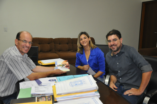 Membros do CRA entregam Guia ao Prefeito Sérgio  / Foto: Assessoria