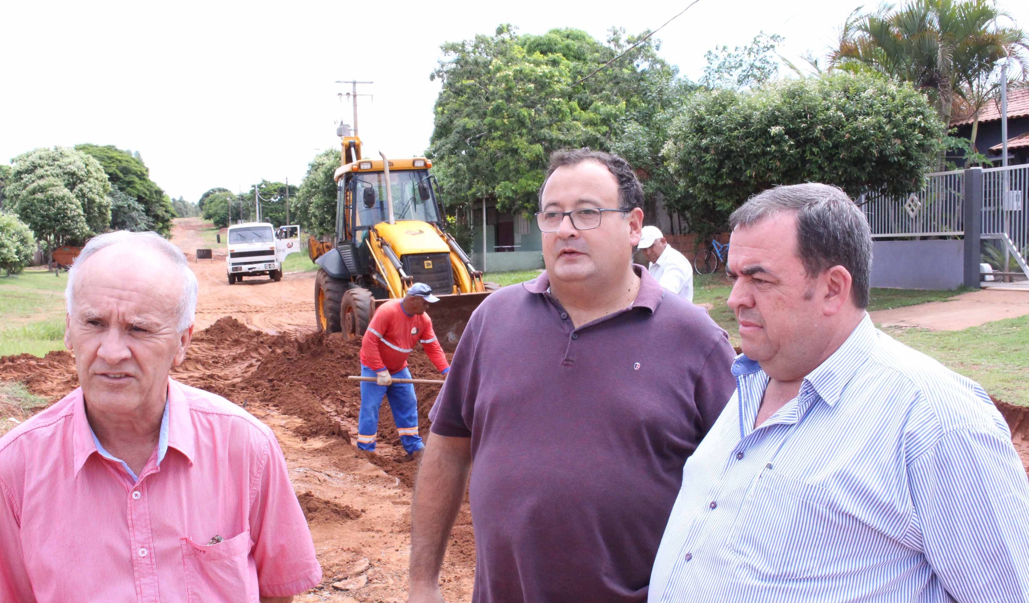 Dr. Bandeira anuncia que final de semana será intenso em conclusão de obras O prefeito Dr. Bandeira e os vereadores Robertino Dias e Dilmar Bervian durante visita de acompanhamento de obras na cidade / Fotos: Decom