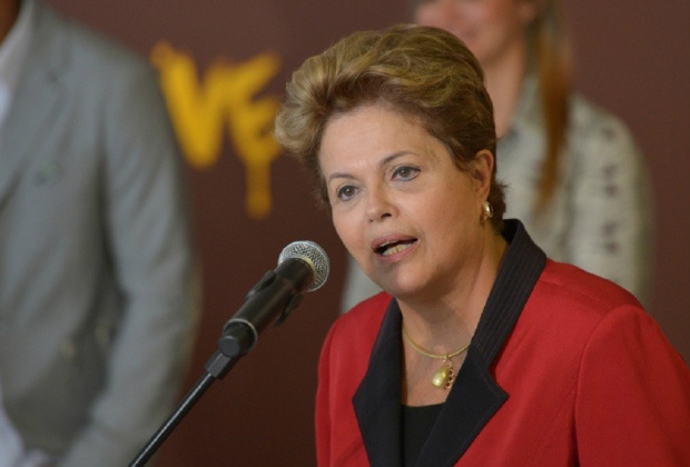 Dilma batiza petroleiro e inaugura estádio para a Copa em Pernambuco