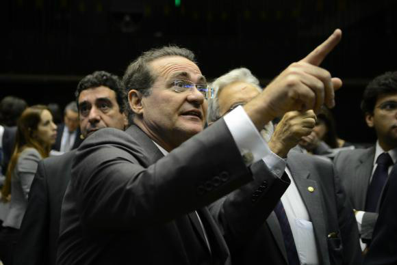 Parlamentares mantêm vetos de Dilma para tentar votar projeto do superávit Renan diz que