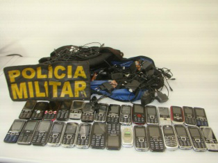 Dupla é presa com 30 celulares que jogariam para dentro de presídio em Dourados