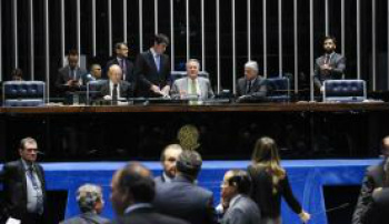 Apesar dos protestos de grande parte do plenário, o presidente insistiu em colocar a matéria em votação, mas o requerimento foi rejeitado por 44 votos contrários e 14 favoráveis / Foto: Jonas Pereira/Agência Senado