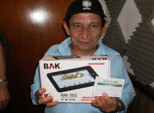 Comunidade escolar do Rachid realiza sorteio de rifa em prol da saúde de Zenóbio Zenóbio acompanhou o sorteio. Na foto, com o prêmio e o cumpom sorteado.