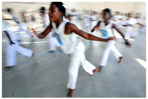 Crianças e jovens participam de oficinas de capoeira e dança oferecidas pela organização não governamental Viva Rio HaitiMarcello Casal Jr/Agência Brasil