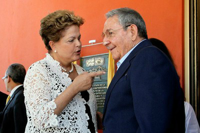 Dilma e Raúl Castro conversam durante a inauguração do Porto de Mariel