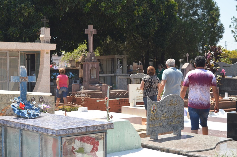De acordo com a direção dos cemitérios, cerca de seis mil pessoas visitam os campos santos de Amambai / Foto: Moreira Produções 