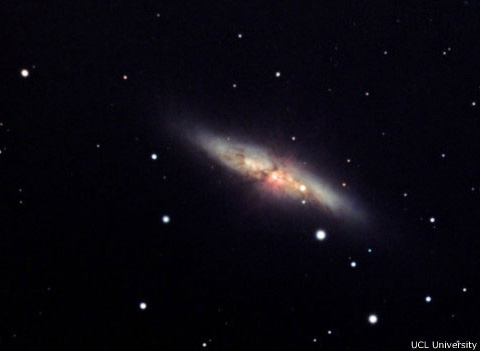 Imagem mostra um ponto brilhante de luz na galáxia M 82