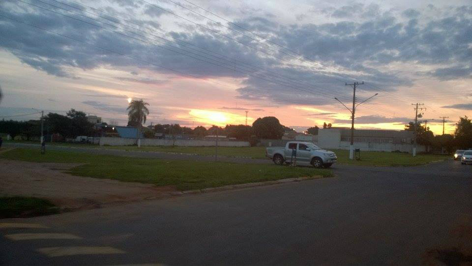 Saiba como aproveitar em Amambai as tão esperadas férias Pôr do sol na rua Dom Pedro II / Foto: Julia Lemes