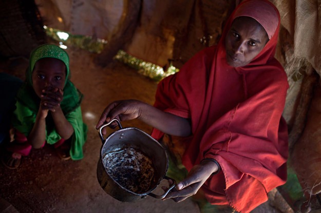 Mulher com sua filha na cidade de Ainabo, na Somália. Foto: Unicef/Kate Holt (arquivo)