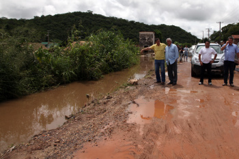 Delcídio quer obras que solucionem problemas de enchentes em MS Delcidio visitou bairros atingidos por enchentes em Corumbá. O objetivo é adotar soluções definitivas para acabar com o problema.
