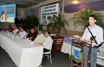 Prefeitura de Amambai entrega mais 104 terrenos O prefeito Dirceu Lanzarini durante seu pronunciamento.
