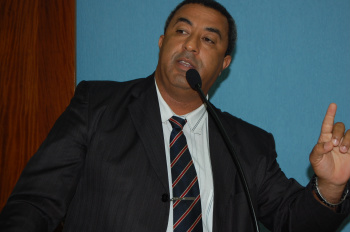 Carlinhos cobra investimentos da Prefeitura Carlinhos defende mais investimentos próprios da prefeitura.
