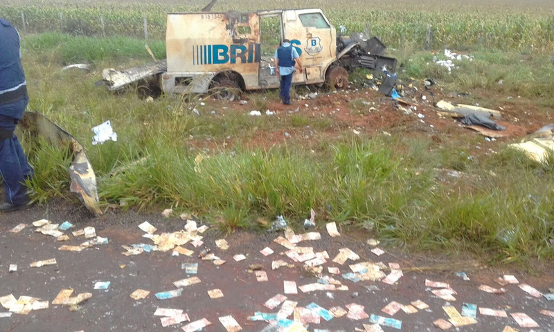 O carro-forte ficou destruído / Foto: Divulgação