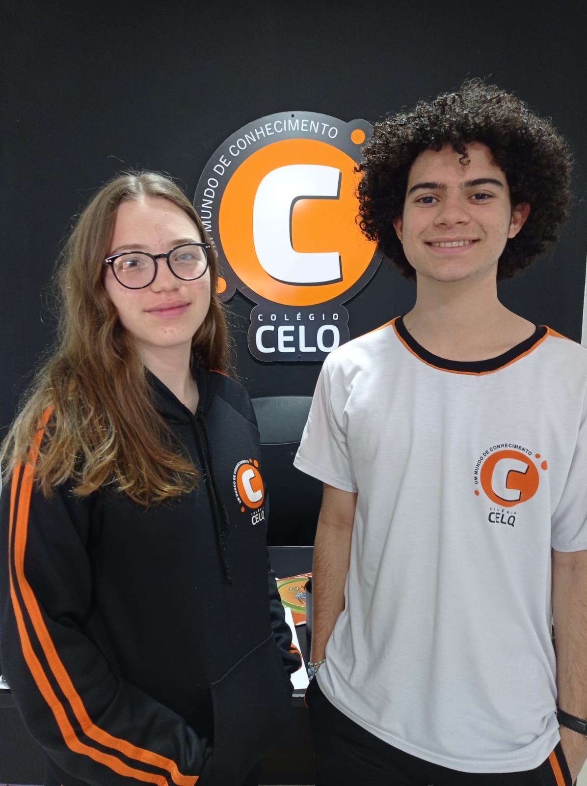 Celq entrega medalhas e certificados a alunos que participaram da OBA Pedro Fernandes Helmich do 9º ano do Ensino Fundamental que ganhou uma medalha de ouro e Laura Modesto Pezarico da 1ª série do Ensino Médio