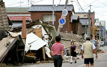 Moradores observam os estragos causados pelo terremoto. 