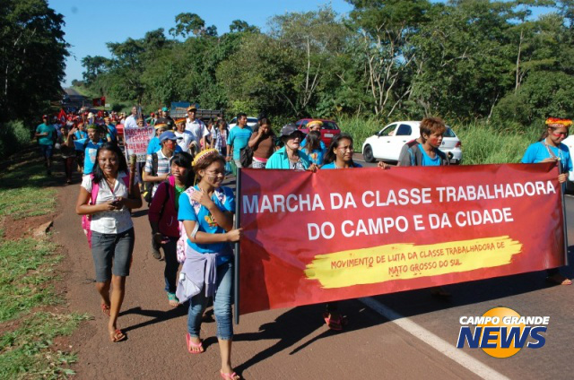 Grupo protesta contra aprovação de PECs e sucateamento do trabalho Grupo pretende caminhar de 5 a 6 quilômetros por dia em protesto contra as atitudes do Governo Federal)(Foto: Simão Nogueira)
